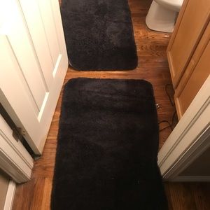 2 black bathroom rugs